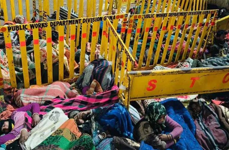 MP: गुना में 36 घंटे से खाद की लाइन में खड़ी महिला की मौत, ठंड में किसान रातभर जागते रहे