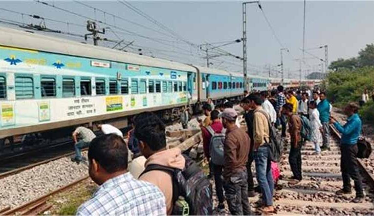 इंटरसिटी एक्सप्रेस में अचानक धुआं, यात्रियों में मची भगदड़!