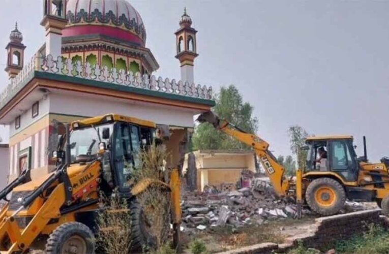 हरिद्वार में बुलडोजर एक्शन: मजार पर चला प्रशासन का हथौड़ा, इलाके में भारी पुलिस बल तैनात