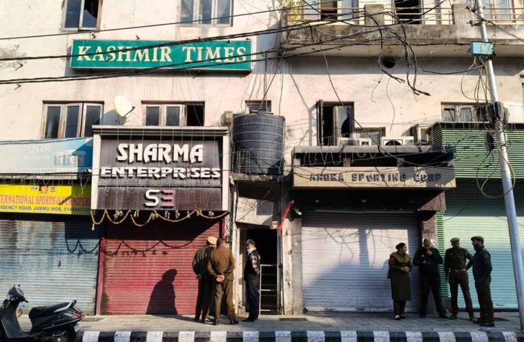 कश्मीर टाइम्स दफ्तर पर छापा: AK-47 कारतूस मिलने से सनसनी, अख़बार ने लगाया दमन का आरोप