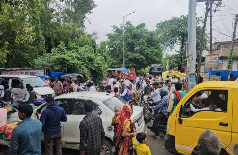 खड्डा नगर पंचायत में जाम की मार: रानी लक्ष्मी प्रतिमा के पास अवैध सब्जी मंडी से बढ़ी मुसीबत