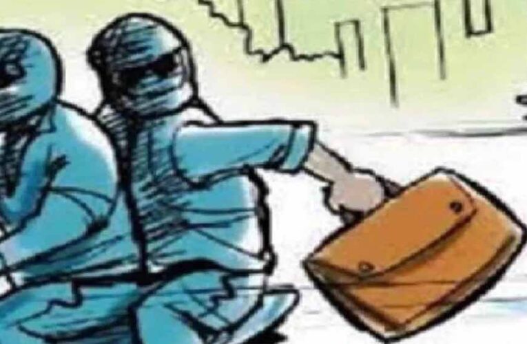 महू में दिनदहाड़े लूट: शराब दुकान कर्मचारी से 10 लाख रुपये छीने