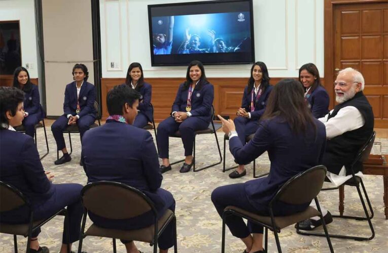 वर्ल्ड चैंपियंस से PM मोदी की अपील: घर लौटकर बेटियों को खेल के लिए प्रेरित करें