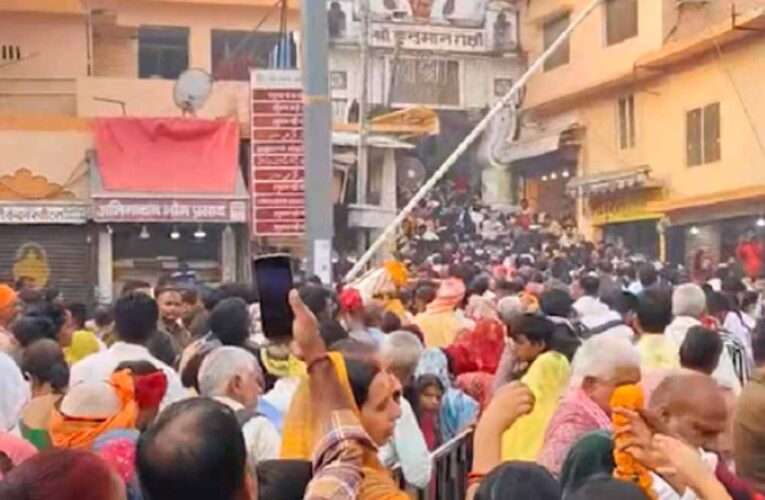 कार्तिक पूर्णिमा पर हनुमान गढ़ी में उमड़ा भक्तों का सैलाब, की गई पुष्प वर्षा