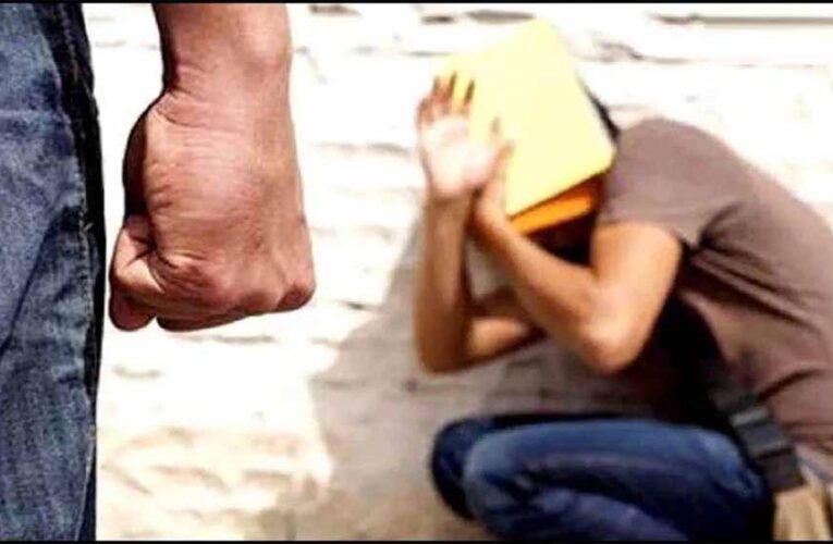 इंदौर में रैगिंग का खौफ: 3 घंटे बंधक बनाकर टॉर्चर, शराब-सिगरेट के लिए मजबूर, 4 छात्र सस्पेंड