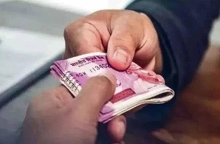 जबलपुर: CMHO ऑफिस का बाबू 60 हजार की रिश्वत लेते रंगे हाथों गिरफ्तार, पैथोलॉजी संचालक से करता था ब्लैकमेल