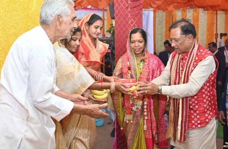 मुख्यमंत्री विष्णुदेव साय बसना सलखण्ड में मां महालक्ष्मी पूजन कार्यक्रम में हुए शामिल