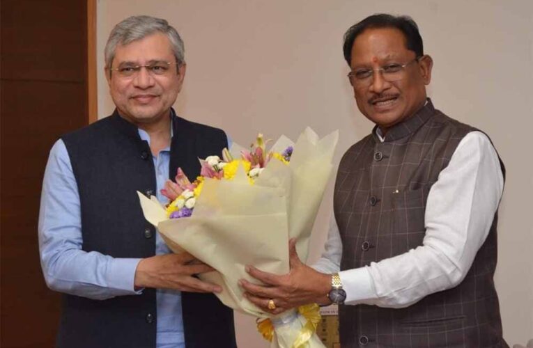 मुख्यमंत्री विष्णुदेव साय ने केंद्रीय रेल मंत्री अश्विनी वैष्णव से की सौजन्य मुलाकात