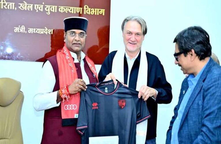 मंत्री विश्वास सारंग ने की जर्मन फुटबॉल कोच डाइटमार बीयर्सडॉर्फ से भेंट