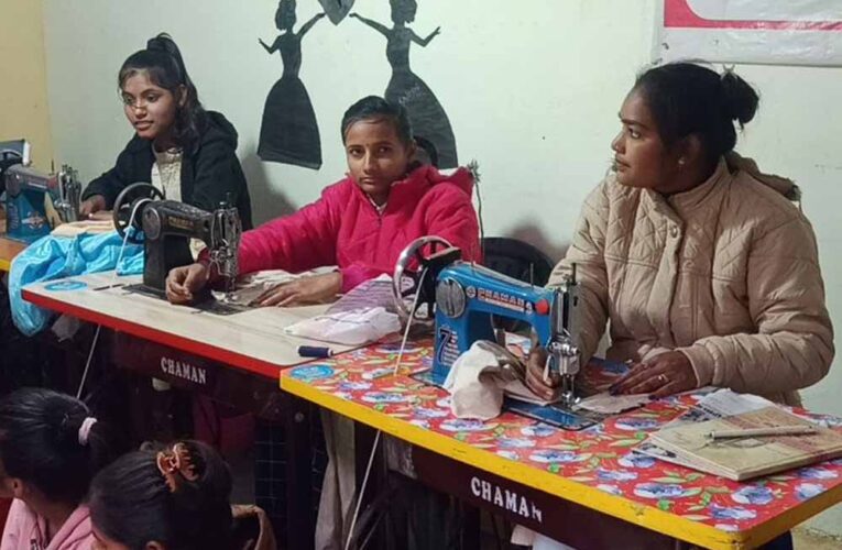 उप मुख्यमंत्री ने सिलाई प्रशिक्षण केन्द्र का किया निरीक्षण