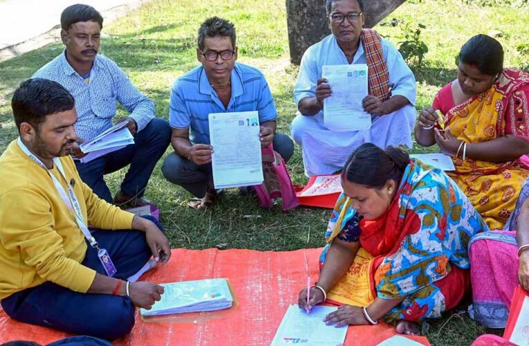 37 साल से लापता बेटा SIR ने ढूंढ़ निकाला! जानिए बंगाल में कैसे हुआ चमत्कार