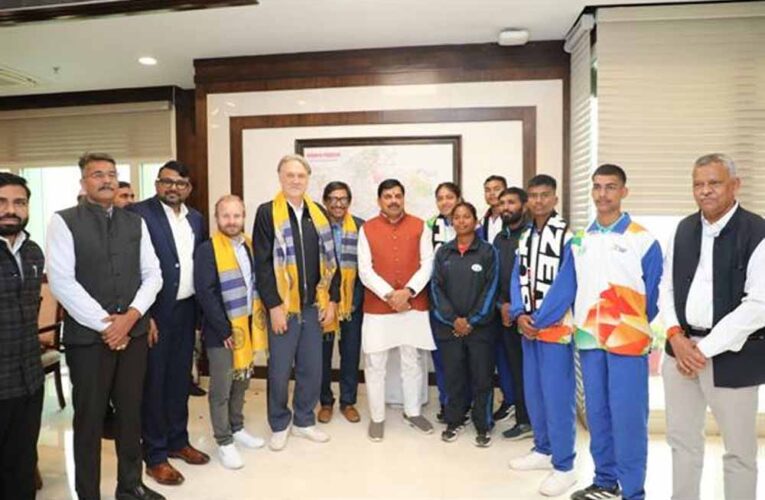 मुख्यमंत्री डॉ. यादव से मिले मिनी ब्राजील (विचारपुर) के होनहार फुटबॉल खिलाड़ी