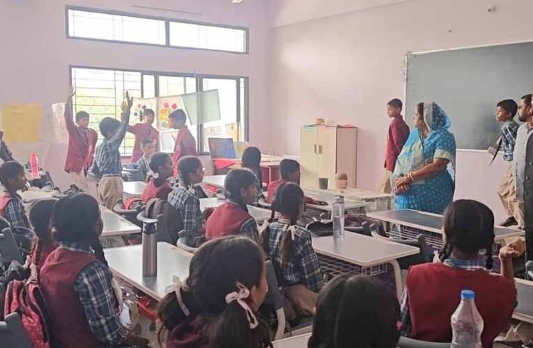 क्लास में शोर का आरोप: टीचर ने बच्चों को बेंच पर लेटाकर बेरहमी से पीटा