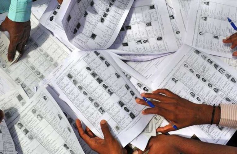 बालोद : जिला निर्वाचन अधिकारी श्रीमती दिव्या उमेश मिश्रा ने एसआईआर में उत्कृष्ट कार्य के लिए बीएलओ को किया सम्मानित
