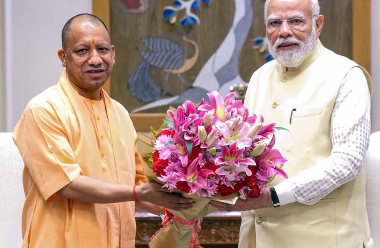 अयोध्या में 25 नवंबर को होगा राम मंदिर ध्वजारोहण, पीएम मोदी और सीएम योगी को सौंपा गया निमंत्रण