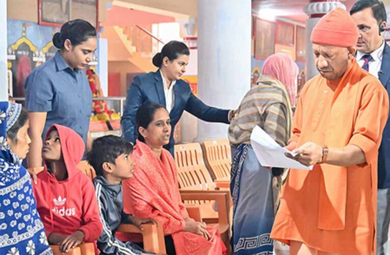 पुलिस मामलों पर सीएम योगी सख्त: अधिकारियों को दी कड़ी कार्रवाई की चेतावनी