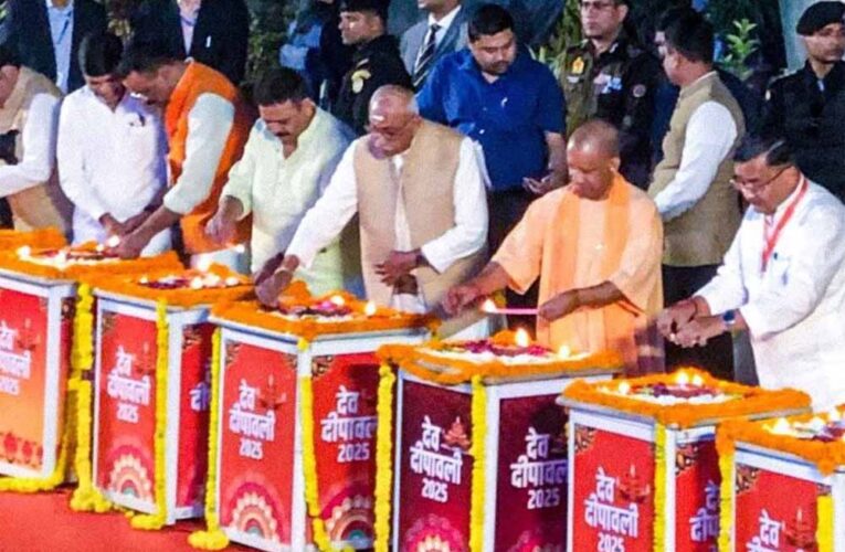 काशी में देव दीपावली की दिव्य रौनक: CM योगी ने जलाया पहला दीप, घाटों पर सजे 25 लाख दीप
