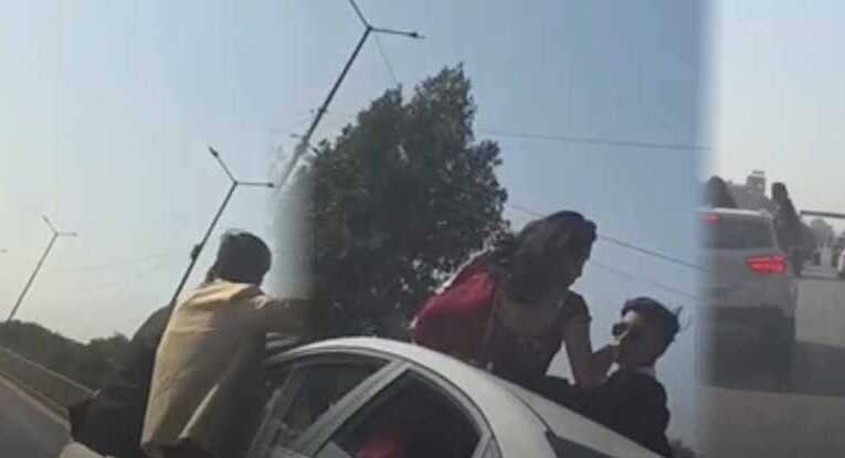 Reel बनाने का जुनून पड़ा भारी: चलती कार में स्टंट, पुलिस ने चालकों को किया गिरफ्तार, 5 गाड़ियां जब्त