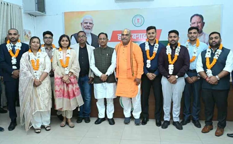 मुख्यमंत्री विष्णु देव साय से छत्तीसगढ़ लोक सेवा आयोग 2024 के टॉप 10 अभ्यर्थियों ने की सौजन्य भेंट