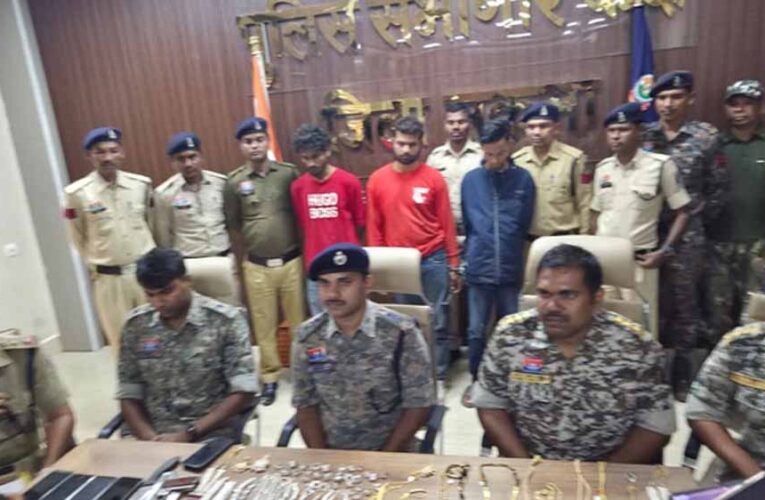 दुर्गा ज्वेलर्स लूट का खुलासा: तीन आरोपियों को हथियारों सहित गिरफ्तार, ज्वेलरी बरामद