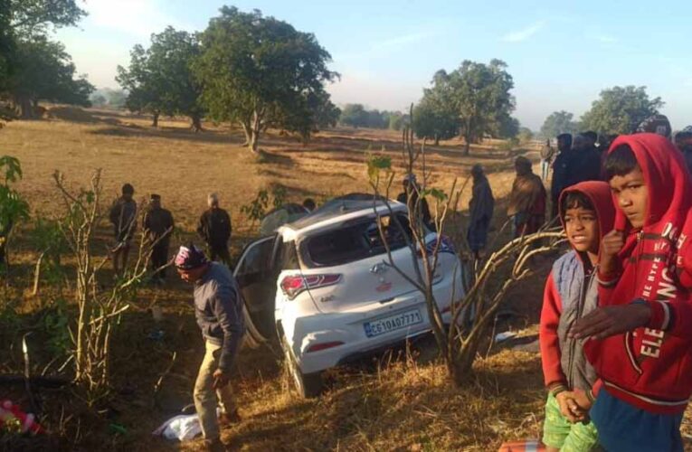 तेज रफ्तार कार ट्रेलर से भिड़ी, एक ही गांव के 5 लोगों की दर्दनाक मौत