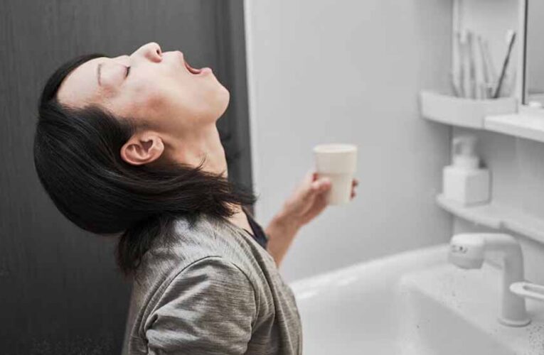 गुनगुने पानी के गरारे करें कफ रहेगा दूर