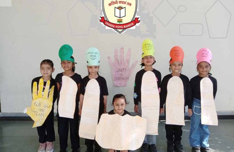 बच्‍चों की लघु नाटिका प्रस्‍तुत: अंगुलियों और अंगूठें की लड़ाई में हथेली की समझाइश