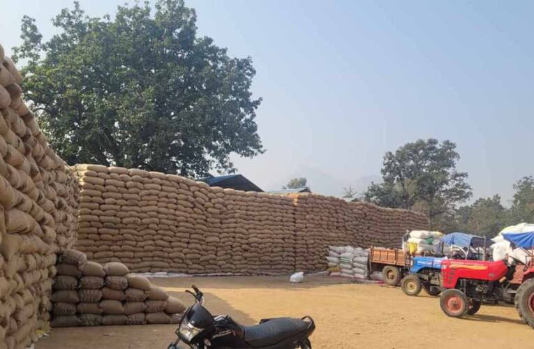 बफर लिमिट पार, मिलर नहीं उठा रहे धान, खरीदी केंद्रों पर संकट