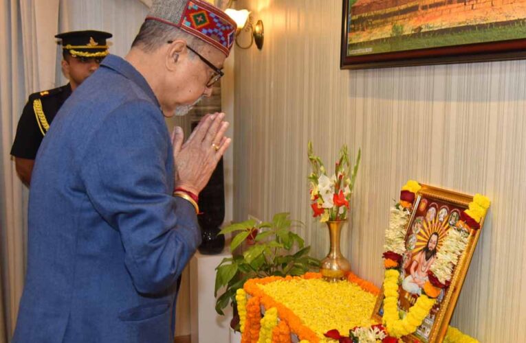 राज्यपाल डेका ने संत बाबा गुरु घासीदास जयंती पर पुष्पांजलि अर्पित की