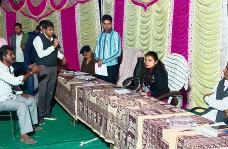 सर्द रात में गांव पहुंचीं कलेक्टर टीना डाबी, भेडाणा में चौपाल लगाकर सुनीं ग्रामीणों की समस्याएं