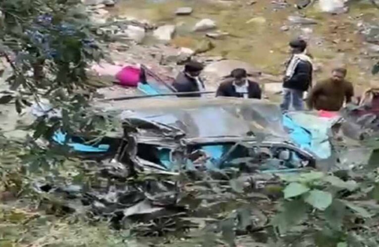 कैंची धाम के पास भीषण सड़क हादसा: श्रद्धालुओं की स्कॉर्पियो खाई में गिरी, 3 की मौत, 5 घायल