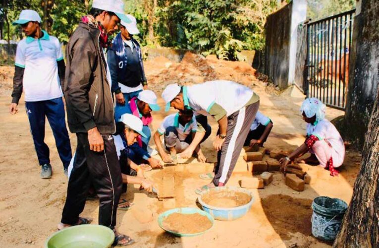 जहाँ बंदूकें खामोश हुईं, वहाँ भविष्य की नींव रखी जा रही है, पुनर्वास केंद्र में 35 आत्मसमर्पित नक्सली बने राजमिस्त्री