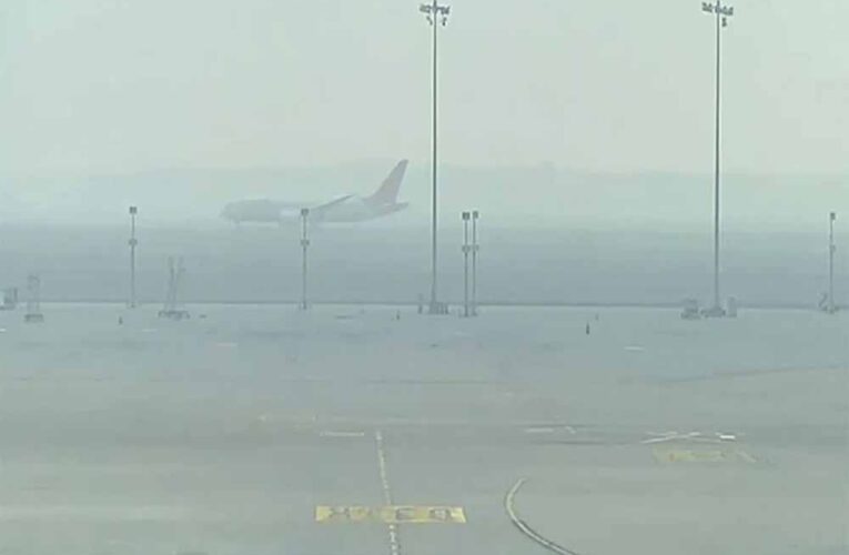 दिल्ली में प्रदूषण और घना कोहरा बना आफत, 100 से ज्यादा उड़ानें रद्द; एयरलाइंस के लिए सरकार की नई गाइडलाइंस