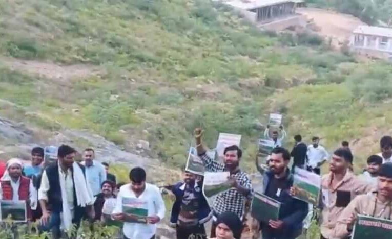 अरावली बचाओ आंदोलन तेज: ग्रामीणों ने पहाड़ियों पर चढ़कर किया विरोध प्रदर्शन, क्या हैं प्रमुख मांगें?