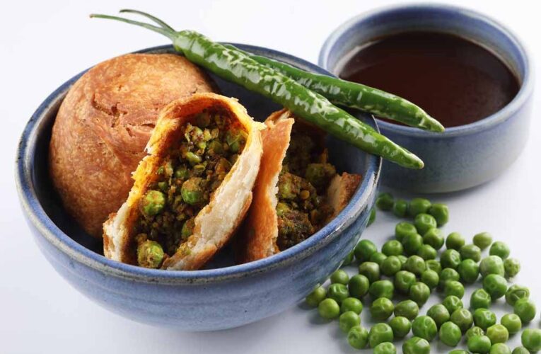 शाम की भूख मिटाने के लिए परफेक्ट मटर कचौड़ी, घर पर ऐसे बनाएं आसान रेसिपी