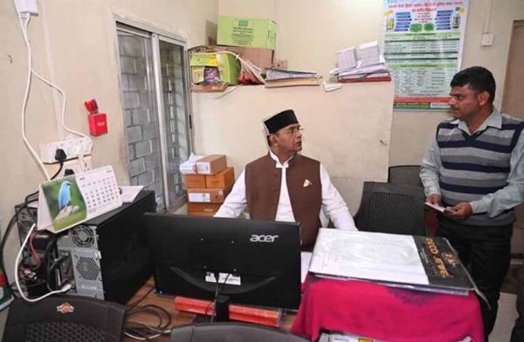 मंत्री सारंग ने पांढुर्णा के बोरगांव स्थित सेवा सहकारी समिति का किया औचक निरीक्षण