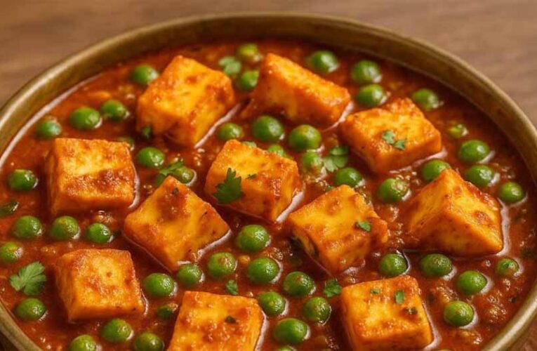 घर पर ऐसे बनाएं टेस्टी मटर-पनीर, आसान रेसिपी जानकर उंगलियां चाटते रह जाएंगे