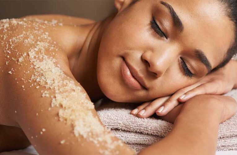 बॉडी स्क्रब और बॉडी पॉलिश एक नहीं! जानिए दोनों में क्या है असली अंतर