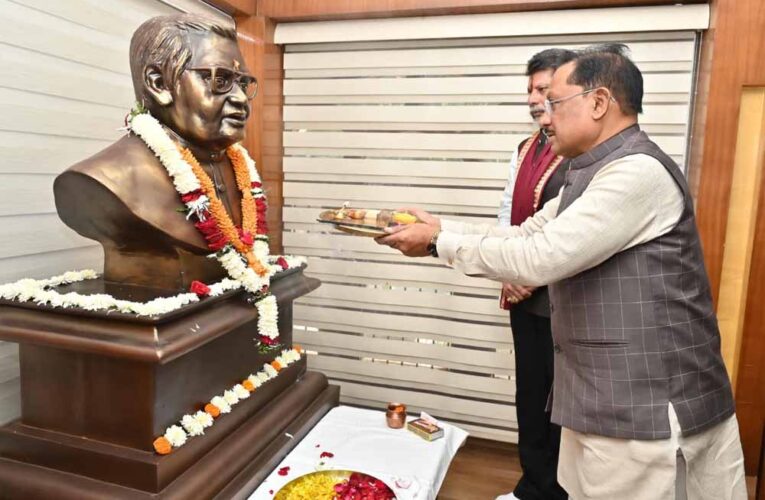 मुख्यमंत्री विष्णु देव साय ने भारत रत्न अटल बिहारी वाजपेयी की प्रतिमा पर माल्यार्पण कर दी श्रद्धांजलि