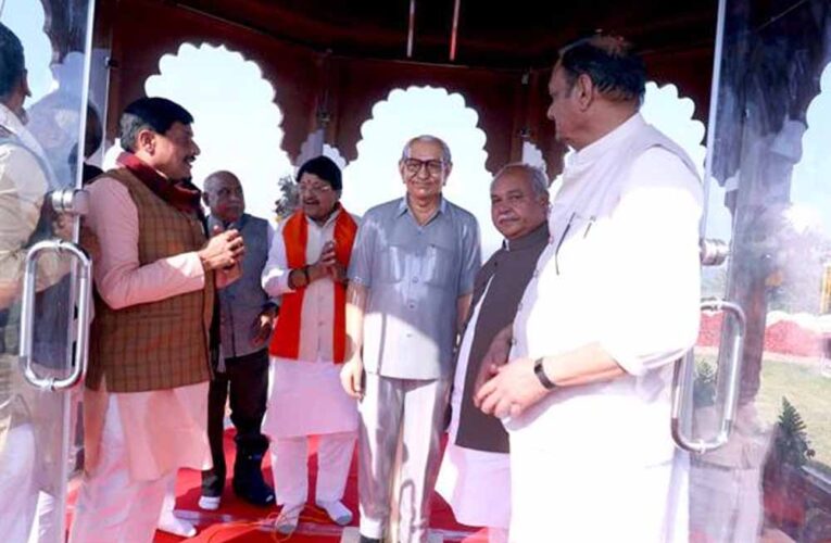 मुख्यमंत्री डॉ. मोहन यादव ने ग्राम सुजापुर में पूर्व सांसद स्व. लक्ष्मी नारायण पांडेय की प्रतिमा का किया अनावरण