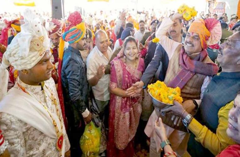 सामूहिक विवाह समारोह सामाजिक समरसता और मितव्यता का संदेश देने का प्रभावी माध्यम : मुख्यमंत्री डॉ. यादव