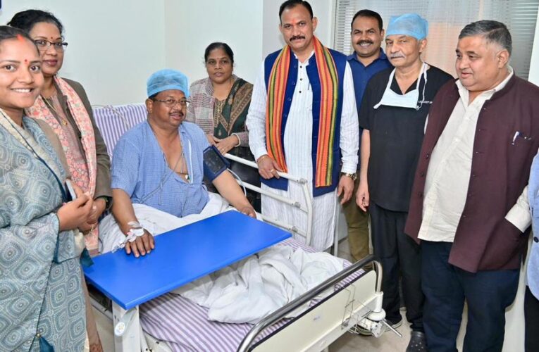 रायपुर : मंत्री अग्रवाल ने लुंड्रा विधायक  प्रबोध मिंज से भेंट कर उनका कुशलक्षेम जाना एवं उनके शीघ्र स्वस्थ होने की कामना की