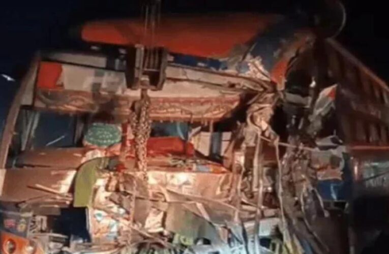 जयपुर-बीकानेर हाइवे पर श्रद्धालुओं की बस और ट्रक की टक्कर, 4 की मौत, 28 घायल