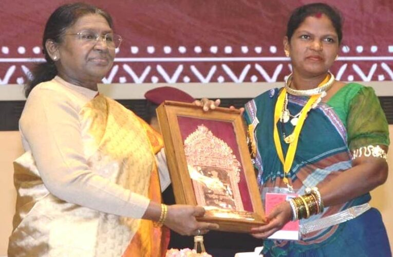 रायपुर : राष्ट्रपति द्रौपदी मुर्मु के हाथों हीराबाई झरेका बघेल राष्ट्रीय हस्तशिल्प पुरस्कार से सम्मानित