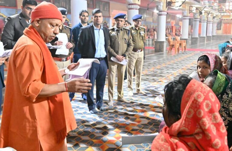 जनता दर्शन : जरूरतमंद के आवास, बीमार के उपचार की करेंगे व्यवस्था : मुख्यमंत्री योगी आदित्यनाथ