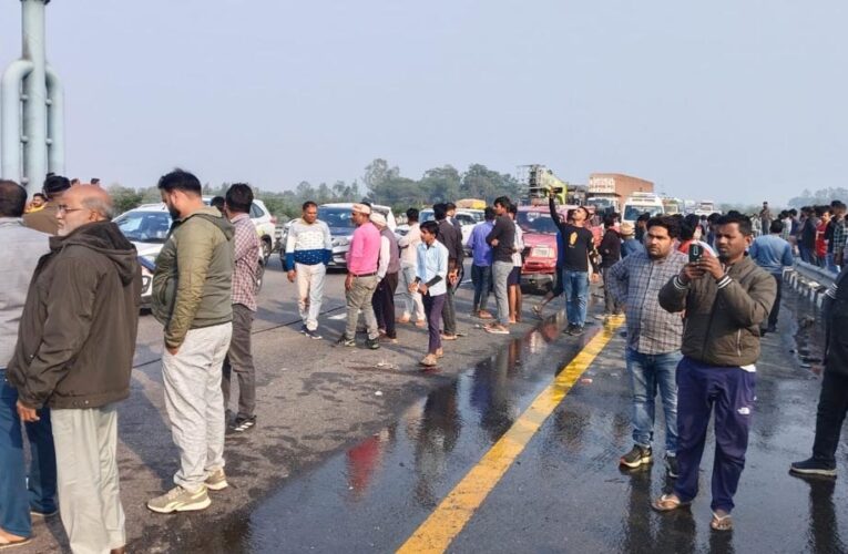 पूर्वांचल एक्सप्रेस-वे पर भीषण हादसा: पुलिस कांस्टेबल जावेद का पूरा परिवार जिंदा जला, कार के CNG टैंक में लगी थी आग