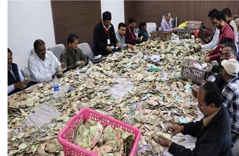 इंदौर के खजराना गणेश मंदिर की दान पेटियाँ खोली गईं, डेढ़ करोड़ रुपये, डॉलर और सोने-चांदी के जेवर मिले