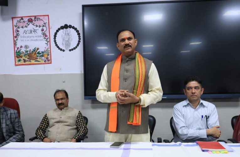 रायपुर : स्वास्थ्य मंत्री  श्याम बिहारी जायसवाल की अध्यक्षता में शासकीय आयुर्वेद महाविद्यालय रायपुर के स्वशासी कार्यकारिणी समिति की 24 वीं बैठक संपन्न