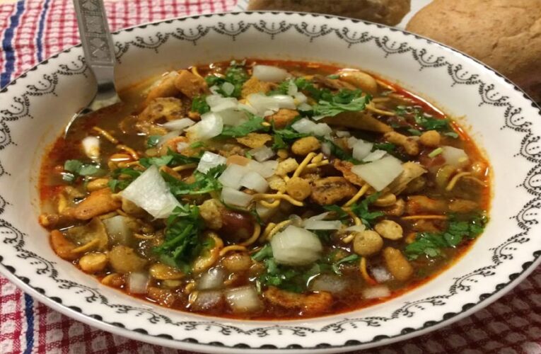 घर पर ऊसल पोहा बनाने की आसान विधि: स्वाद और सेहत का बेहतरीन मेल