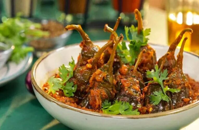 मसालेदार भरवा बैंगन बनाने का आसान तरीका, खाने वाला चाटे अंगुलिया